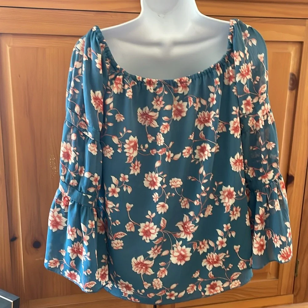 Floral Off-Shoulder Blouse - Picture 14 of 15